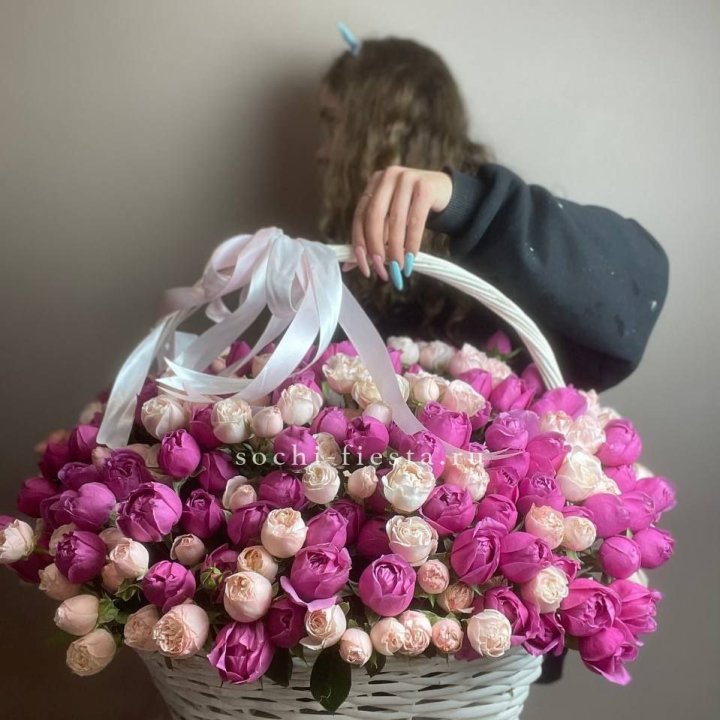 Премиум корзина пионовидных кустовых роз в Кирове