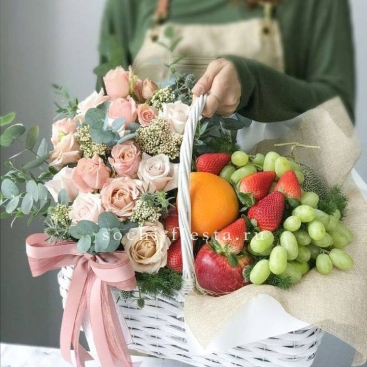 Фруктовая корзина c цветами в Кирове