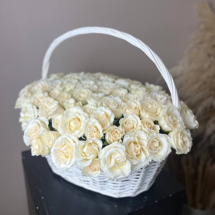 101 белая роза в корзине в Кирове