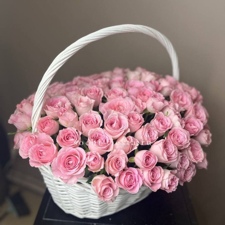 101 розовая роза в корзине в Кирове