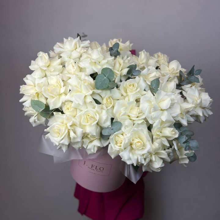 37 белых роз в боксе в Кирове