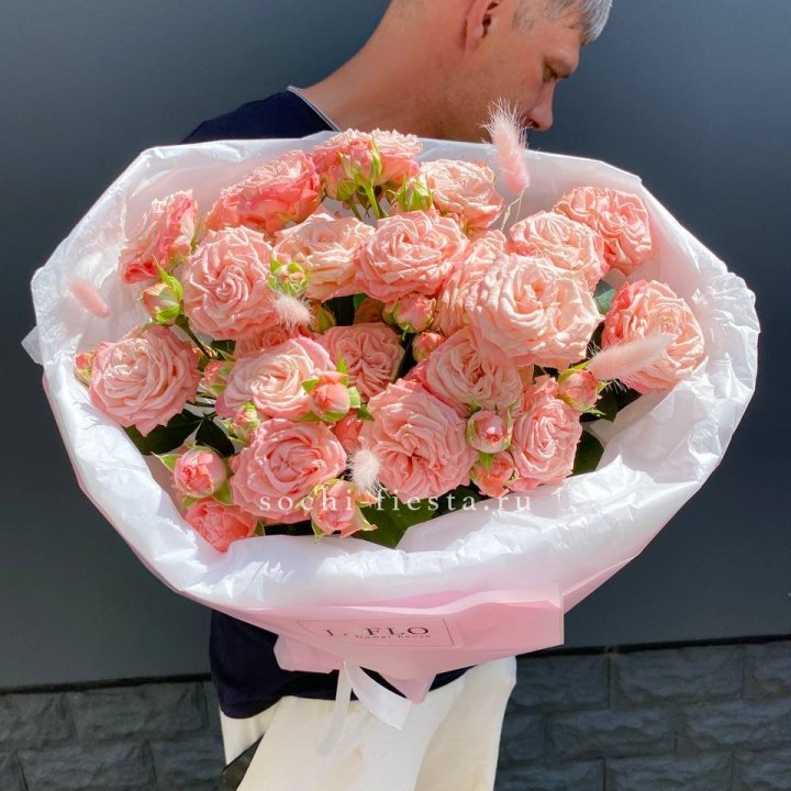 Пионовидные розы Мадам Бомбастик в Кирове