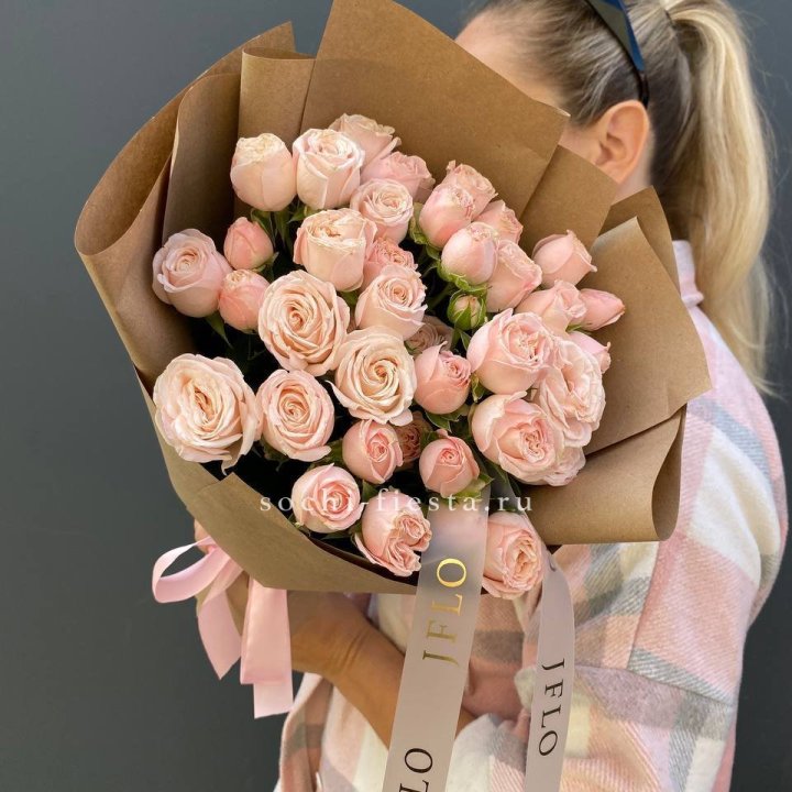 Кустовые розы Бомбастик в крафте в Кирове