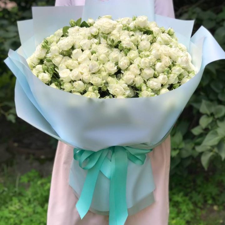 51 белая кустовая роза в Кирове