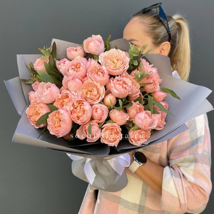 Букет с пионовидными розами "Пивайн" в Кирове