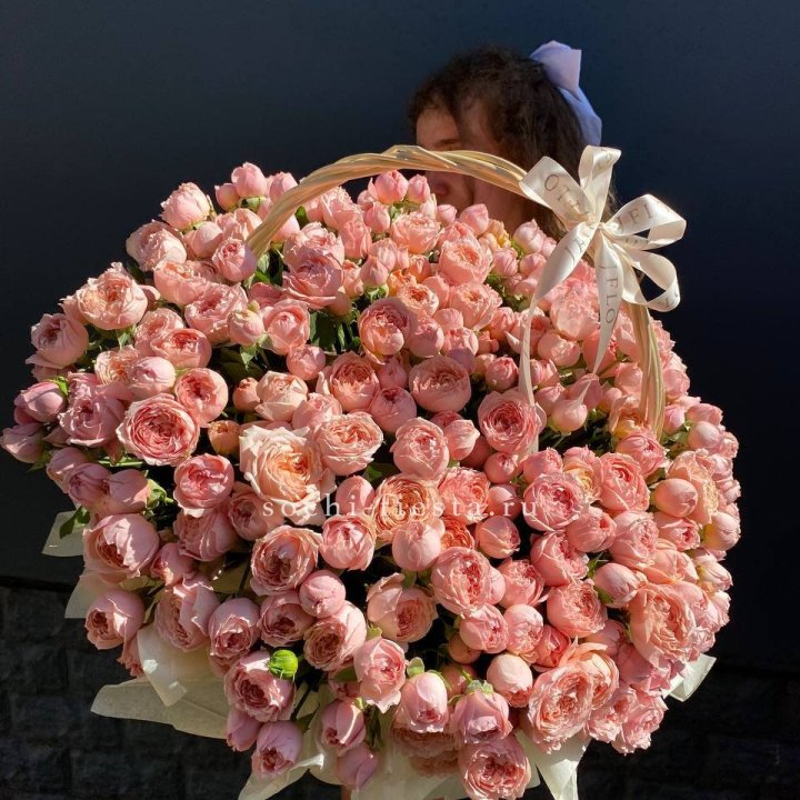 Корзина из пионовидных роз в Кирове