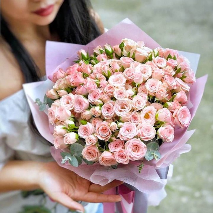 Кустовые розы с эвкалиптом в Кирове