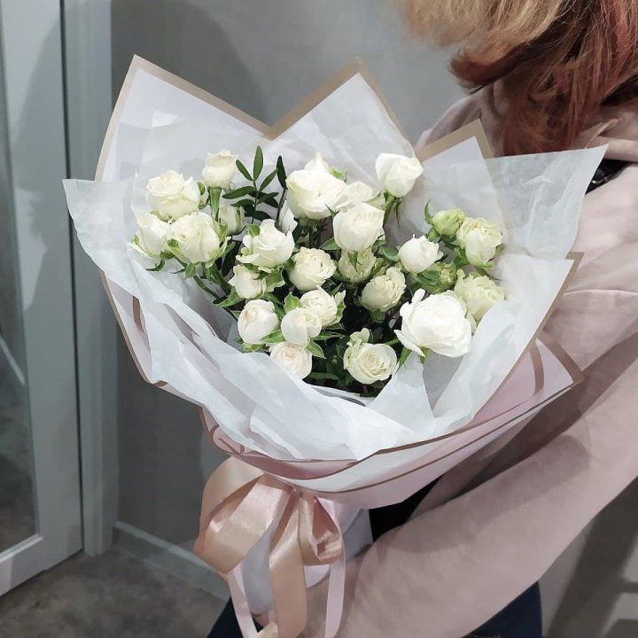 Белоснежные кустовые розы в Кирове