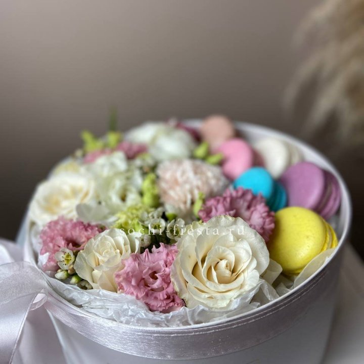 Цветы в цилиндре с макаронс "Прованс" в Кирове