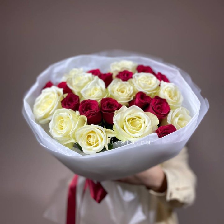 Букет их красных и белых 25 роз в Кирове
