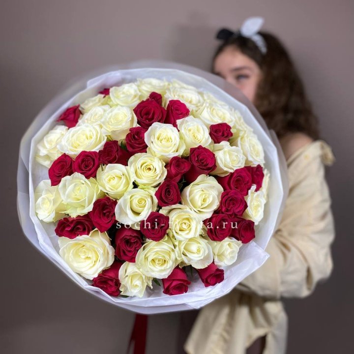 Микс из 55 роз в Кирове