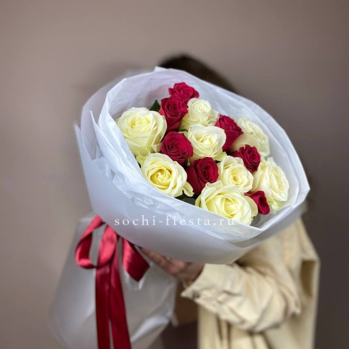 Букет из красных белых 15 роз в Кирове