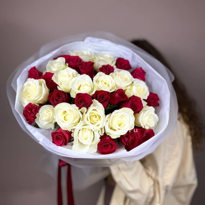Букет из красных белых 35 роз в Кирове