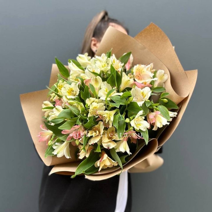 Букет альстромерий в крафте в Кирове