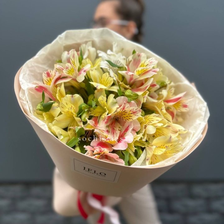 Альстромерии в нежном оформлении в Кирове