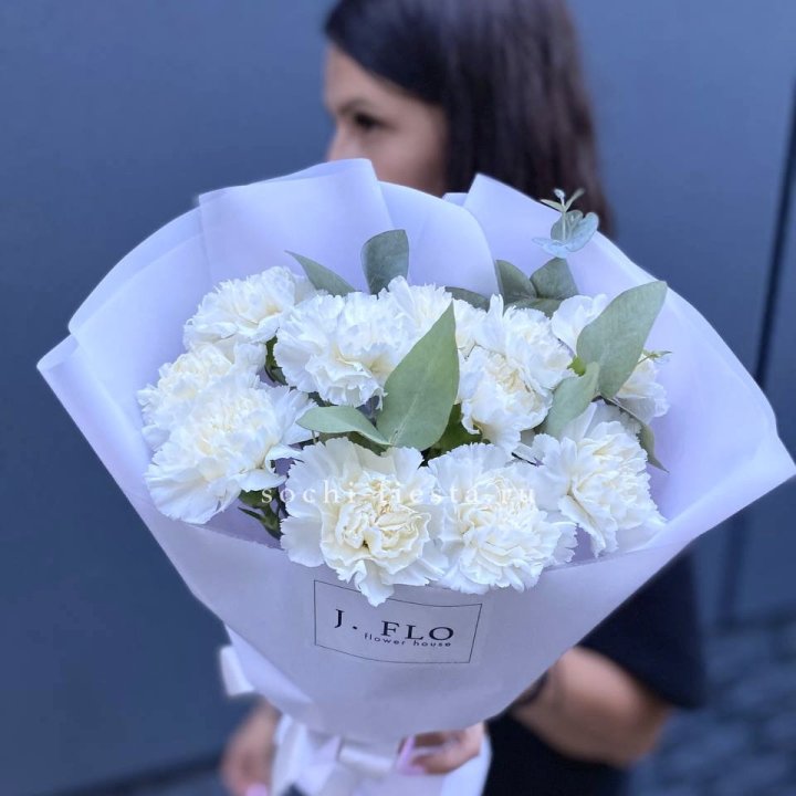 Букет белых диантусов с эвкалиптом в Кирове