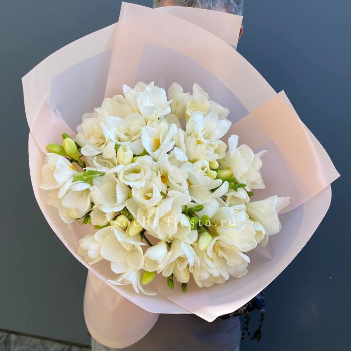 Букет белых фрезий  в Кирове