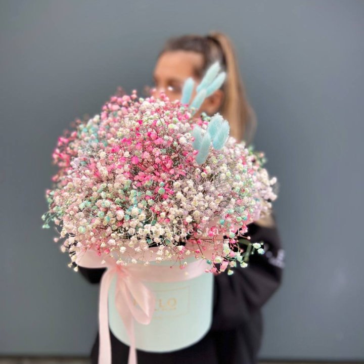 9 Радужных гипсофилы в шляпной коробке в Кирове