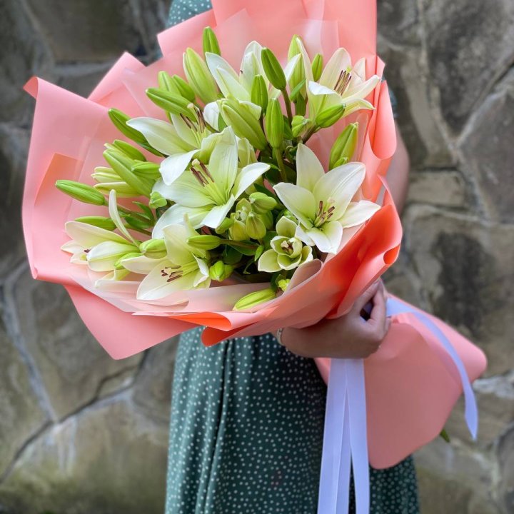 Букет из 7 белых лилий в Кирове