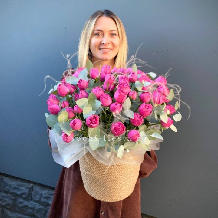 Пионовидные розы  в джутовом кашпо  в Кирове