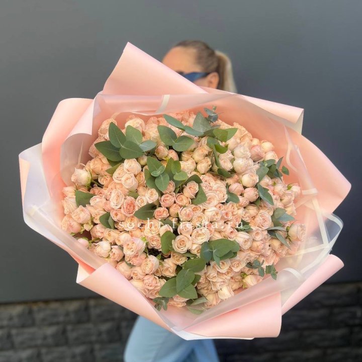 101 кустовая роза с эвкалиптом в Кирове