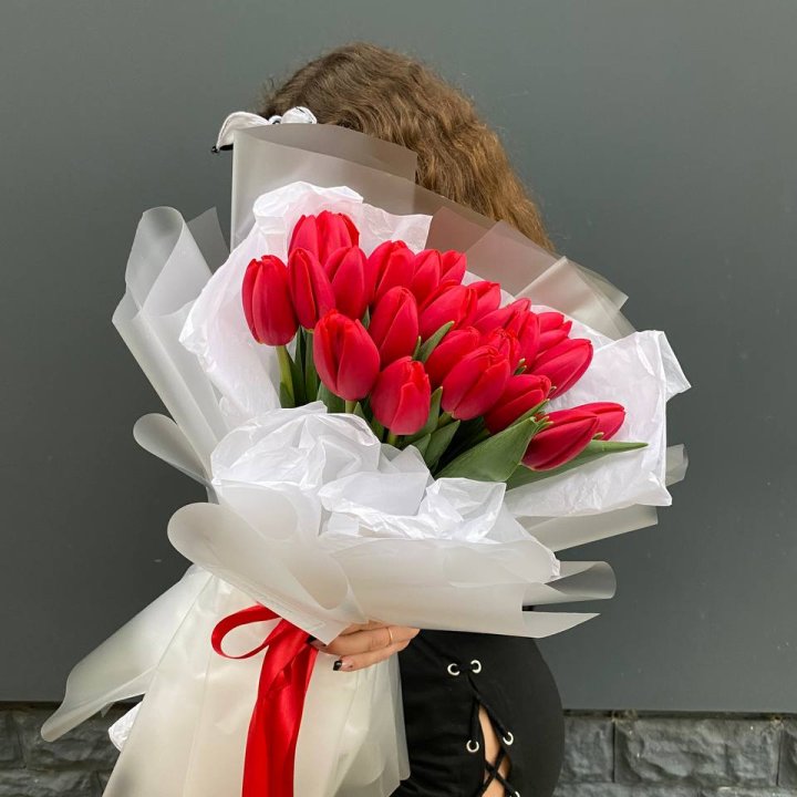  25 красных воздушных тюльпанов в Кирове