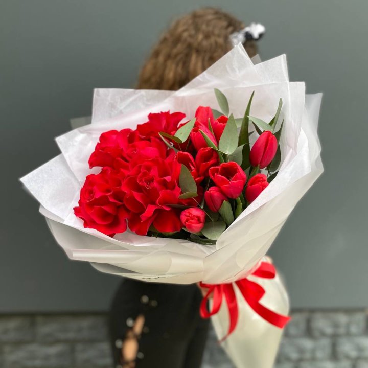 Дуо тюльпаны и розы в Кирове