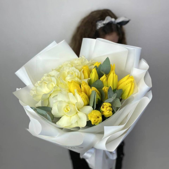Дуо жёлтые тюльпаны и розы в Кирове
