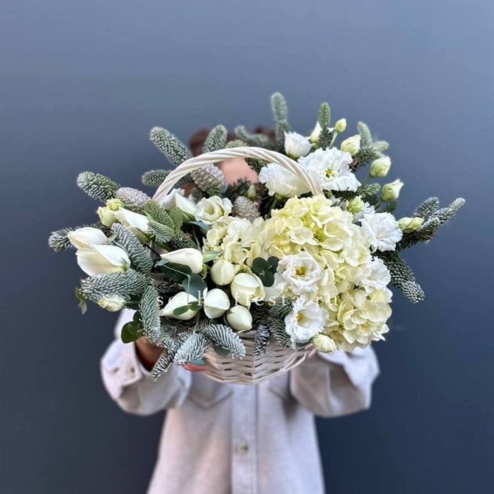 Новогодняя корзина с цветами в Кирове