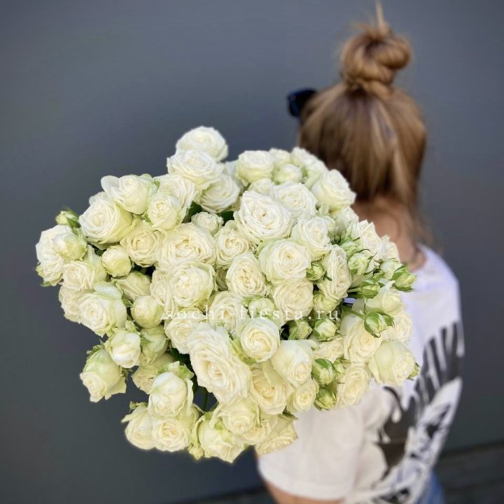 Охапка кустовых роз бомбастик  в Кирове