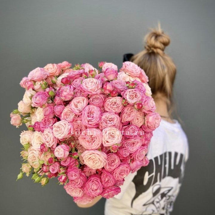 Охапка кустовых роз бомбастик пинк в Кирове
