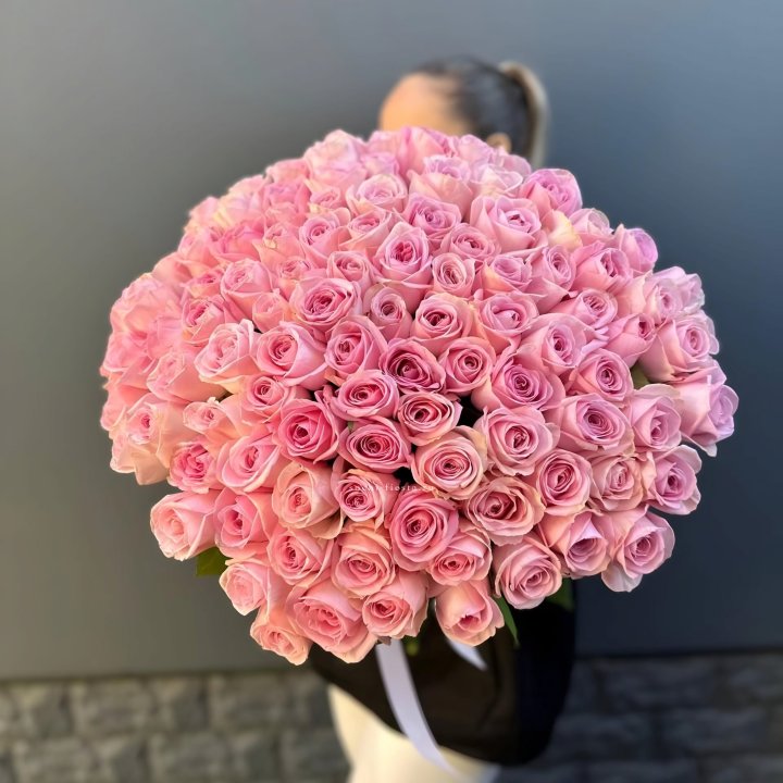 Охапка из 101 розовой розы в Кирове