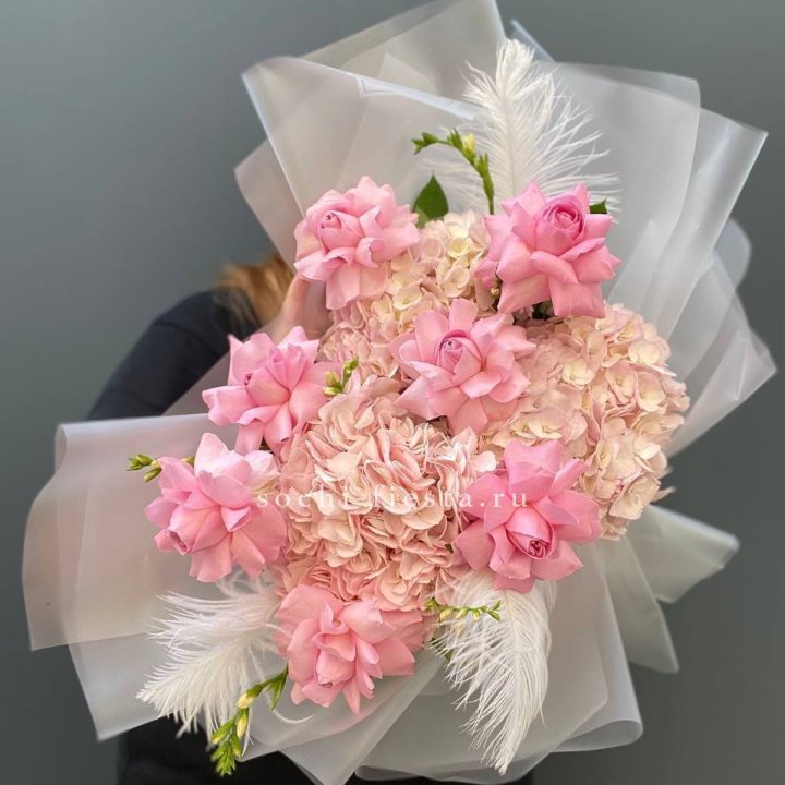 Букет  из гортензий и розовых роз в Кирове