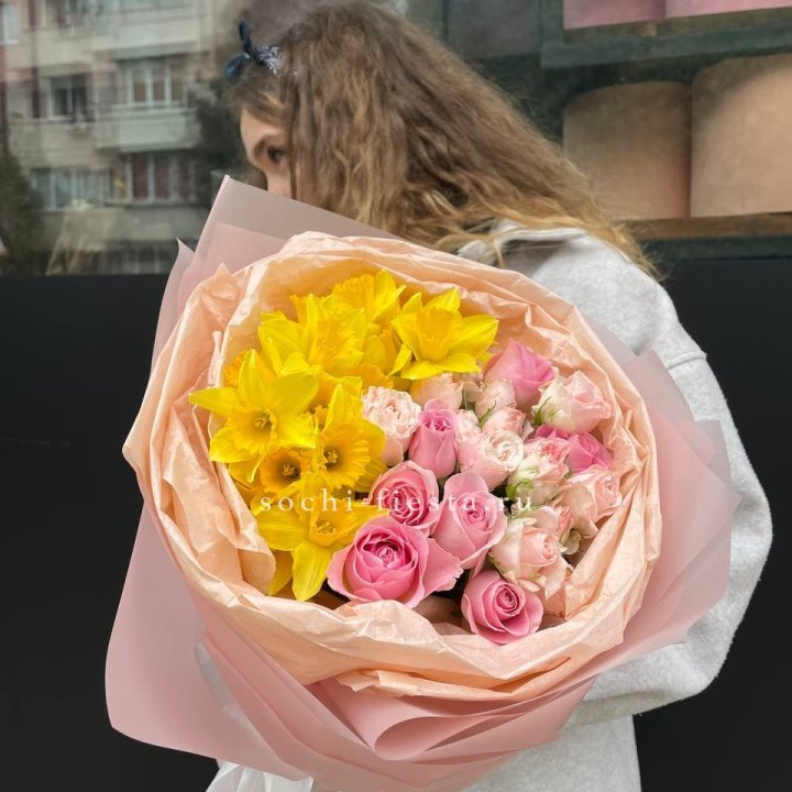 Букет роз и нарциссов в Кирове
