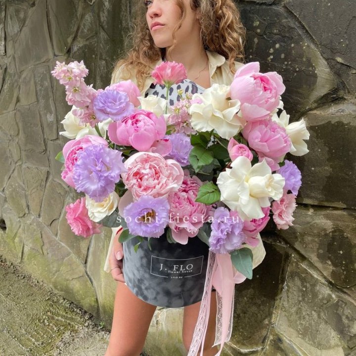 Дизайнерский цилиндр с пионами в Кирове