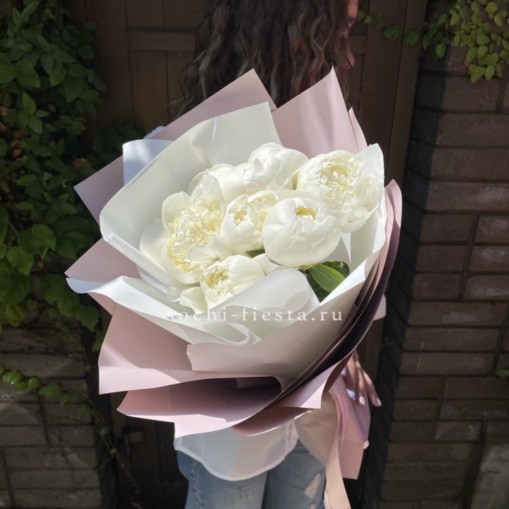 9 белоснежных пионов в Кирове