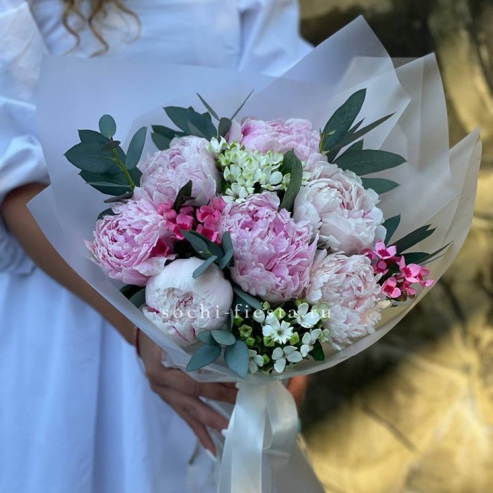 7 зефирных пионов с эвкалиптом в Кирове