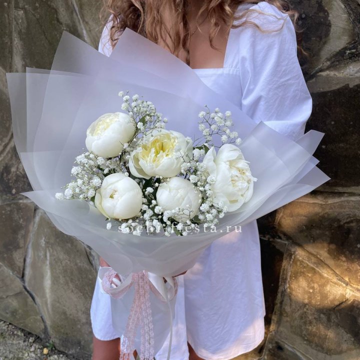 Букет белых пионов "Файв" в Кирове