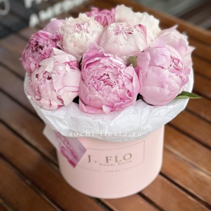 Цилиндр с пионами "Лилу" в Кирове