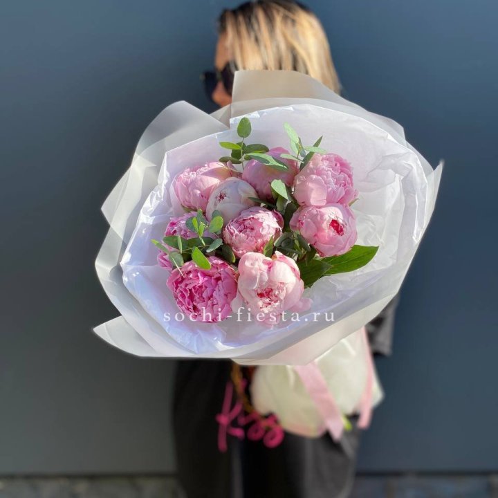 9 пионов с эвкалиптом в Кирове