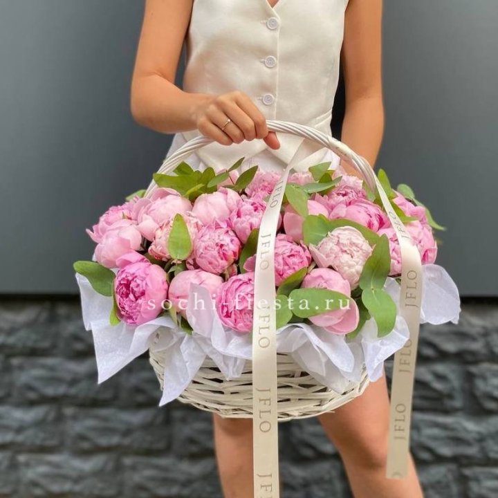 29 пионов в корзине в Кирове