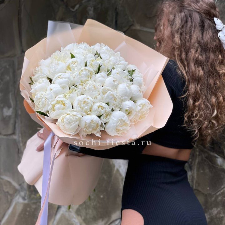 35 белых пион в Кирове