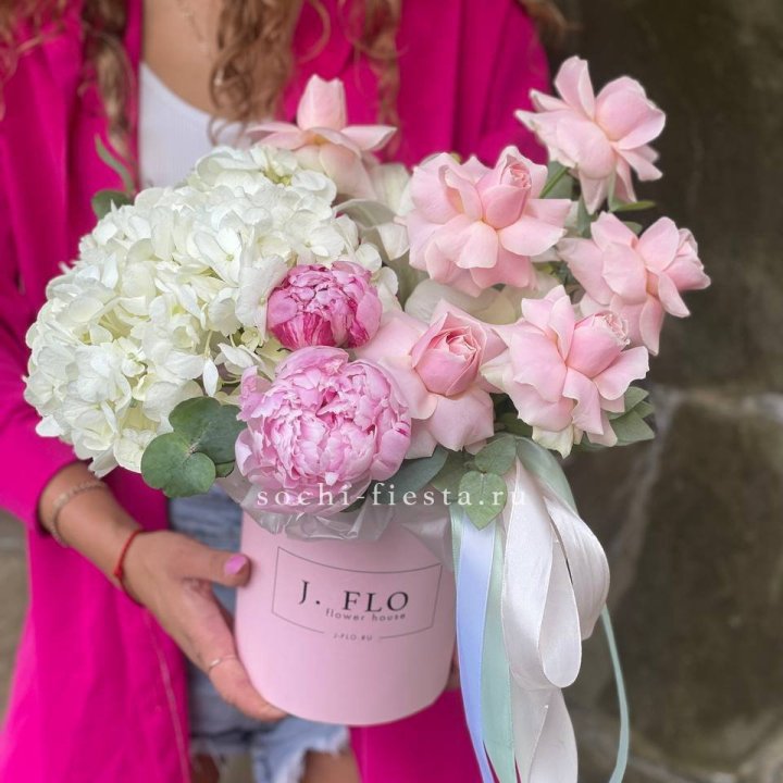 Цилиндр с пионами "Алисия" в Кирове