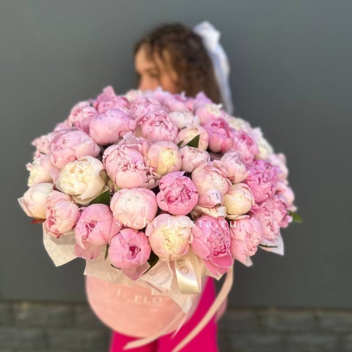 51 нежных пионов  в цилиндре в Кирове