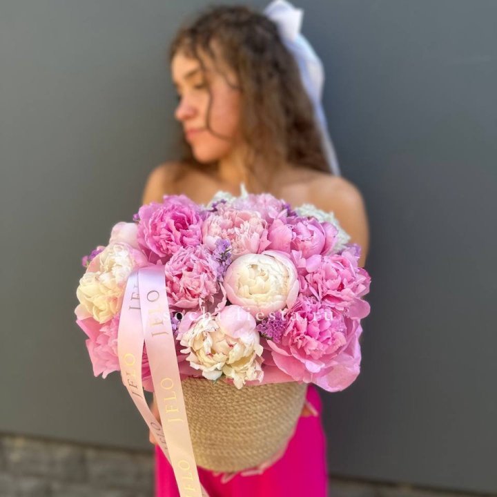 15 пионов в джутовом кашпо в Кирове