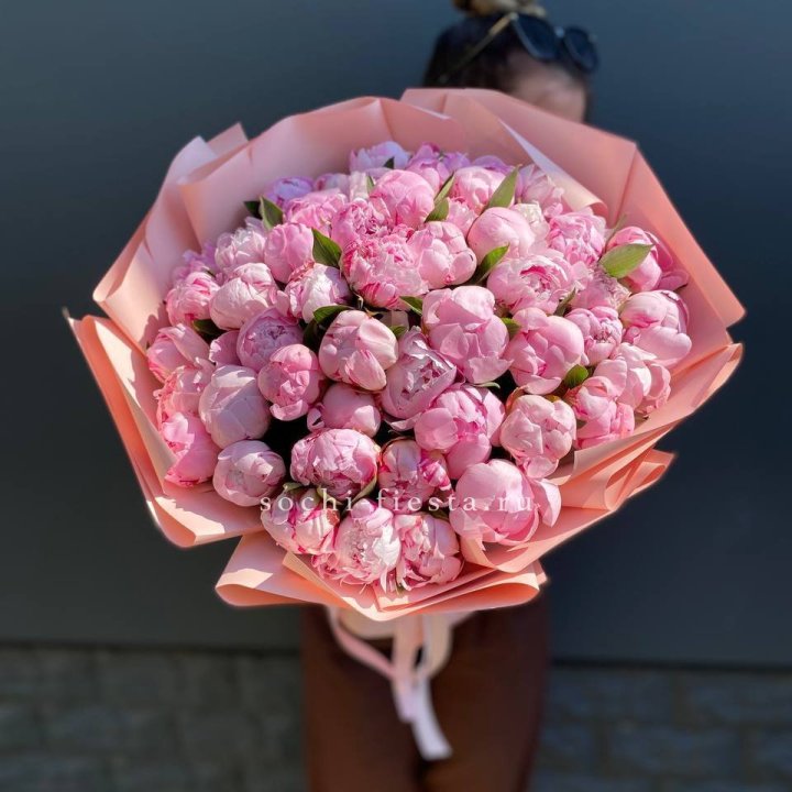 Нежный букет 51 пионов  в Кирове