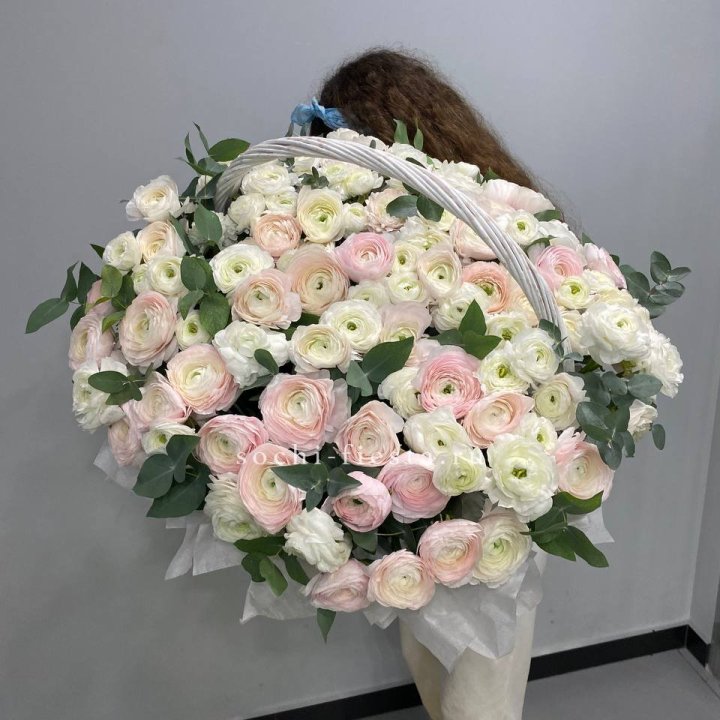 Ранункулюсы в корзине в Кирове