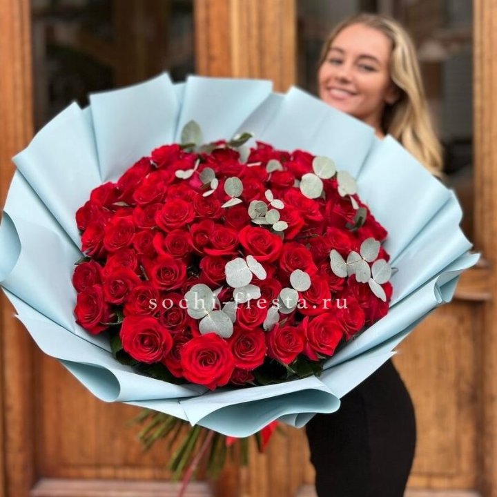 101 красная роза с эвкалиптом в Кирове