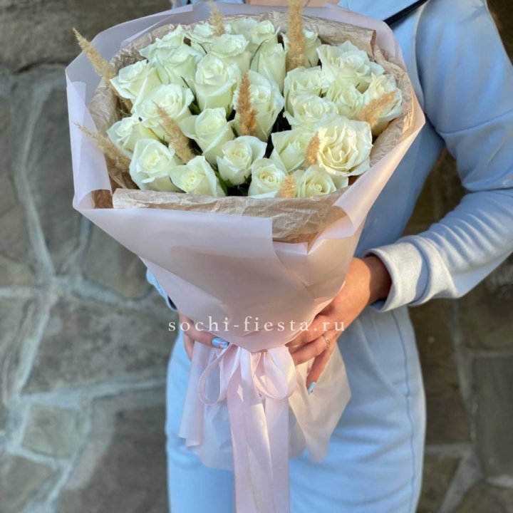 25 белых роз с сухоцветами в Кирове