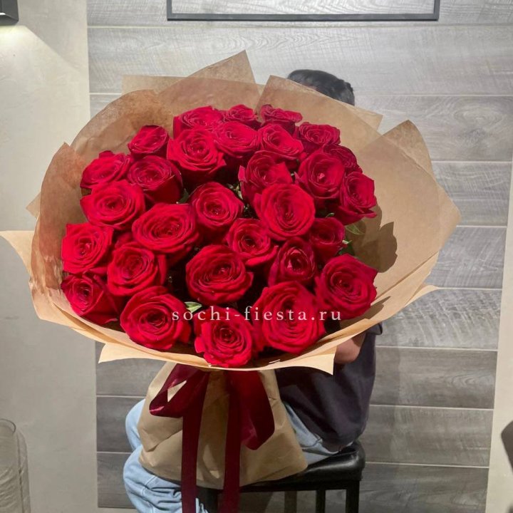 37 красных роз в крафте в Кирове